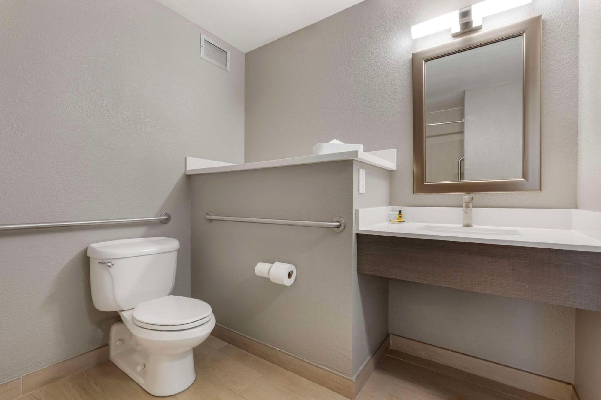 Queen Room with Two Queen Beds and Mobility Accessible Bathtub